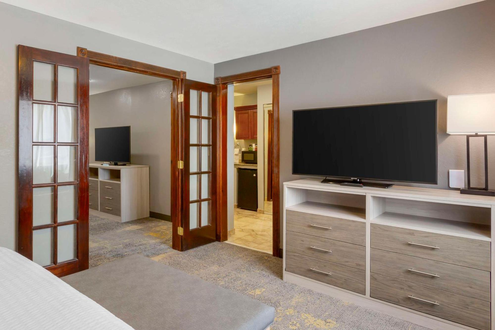 Best Western Plus Weston Inn Logan Bagian luar foto